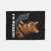 猫おもしろいIm Werkin From Home Cat On Lapto フリースブランケット (正面(横))