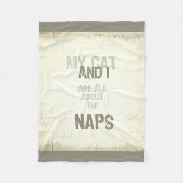 猫および私は昼寝のフリースブランケットについて完全にあります フリースブランケット