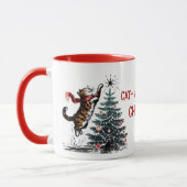 猫がいけなクリスマスツリーの贈り物を飛びパーソナライズされた越す マグカップ (左)
