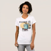 猫がいる場所が家 Funny Quote Tシャツ (正面フル)