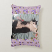 猫がおもしろい幸せに踊るクッション アクセントクッション (裏面(縦))