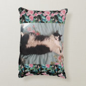 猫がおもしろい幸せに踊るクッション アクセントクッション (裏面(縦))