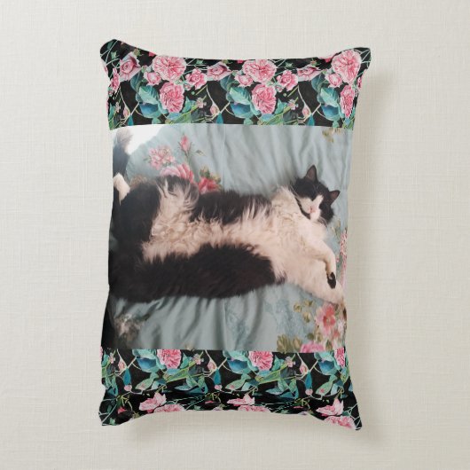 猫がおもしろい幸せに踊るクッション アクセントクッション (裏面(縦))