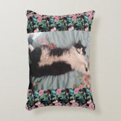 猫がおもしろい幸せに踊るクッション アクセントクッション (正面(垂直))