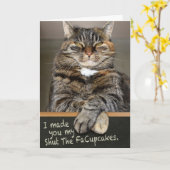 猫がおもしろい誕生日にカップケーキを作る カード (黄色い花)
