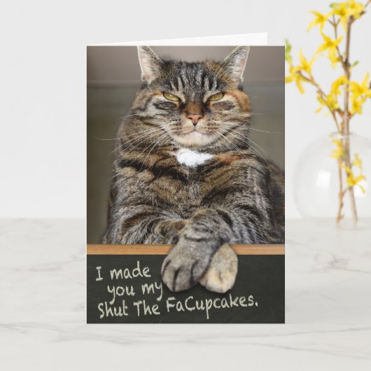 猫がおもしろい誕生日にカップケーキを作る カード (黄色い花)