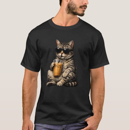 猫がアイスコーヒーを飲む面白い動物のミーム Tシャツ (正面)