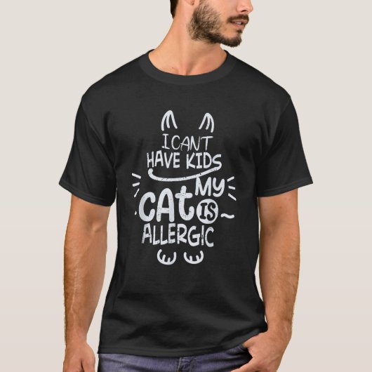 猫がアレルギーだから子供は無理 面白い 猫好きママ Tシャツ (正面)