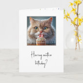 猫がカップケーキを誕生日をなめる カード (黄色い花)