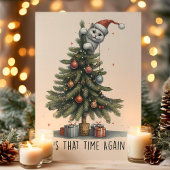 猫がクリスマスツリーに登る面白いデザイン シーズンカード
