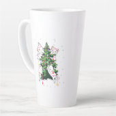 猫がクリスマスツリーを登って飾り付け カフェラテマグ (左アングル)