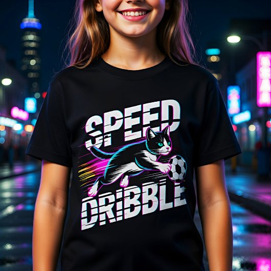 猫がサッカーで遊ぶ - 子供やティーンへのギフト Tシャツ