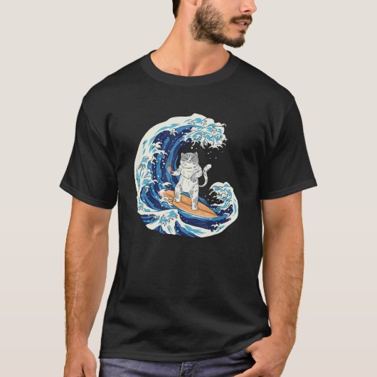 猫がサーフィンしてお寿司を食べている Tシャツ (正面)