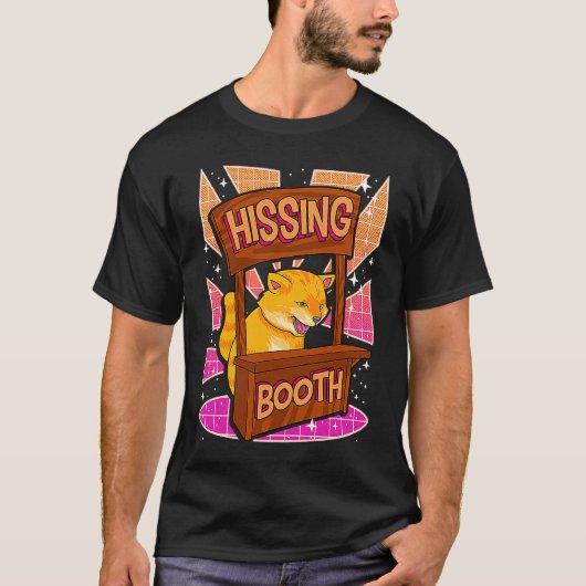 猫がシューッとするブース 子猫 1 Tシャツ (正面)