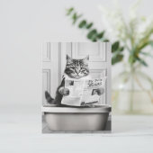 猫がトイレに座って新聞を読んでいる ポストカード (スタンド正面)