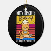 猫がパンをこねる キティビスケット専門店 私たちがこねます あなたがそれらを必要としている セラミックオーナメント (左)