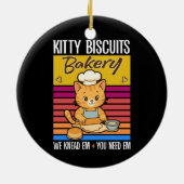 猫がパンをこねる キティビスケット専門店 私たちがこねます あなたがそれらを必要としている セラミックオーナメント (裏面)