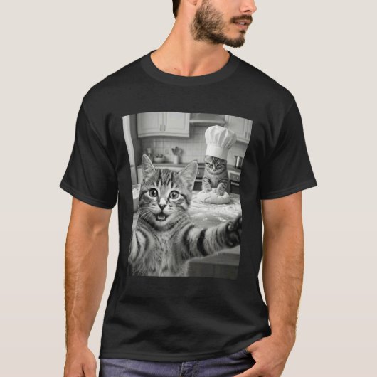 猫がビスケットを作る面白いミーム ふわふわキッチン Tシャツ (正面)