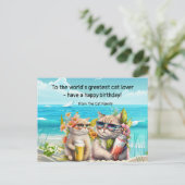 猫がビーチで飲んでいる誕生日 ポストカード (スタンド正面)
