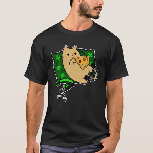 猫がピザを食べて緑の枕で冷やかす Tシャツ (正面)