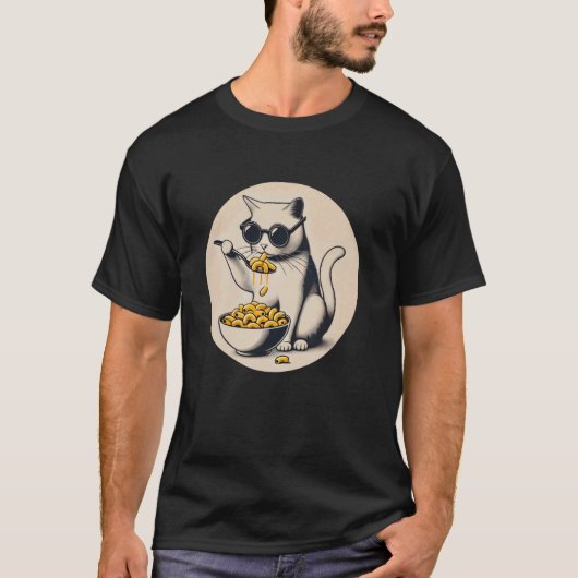 猫がマック・アンド・チーズを食べている Tシャツ (正面)