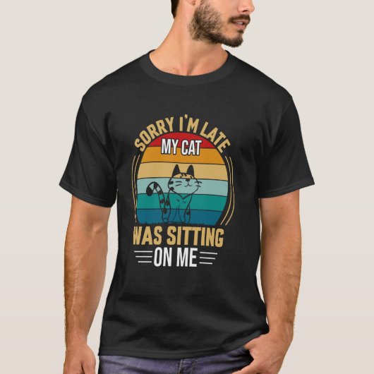 猫が上に乗ってたんで遅れました 冗談でしょ  Tシャツ (正面)