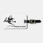 猫が付いているほうきの柄の魔法使い ラゲッジタグ (正面横)