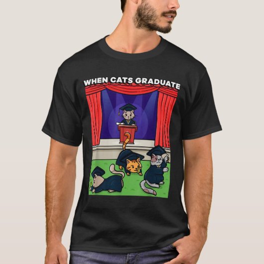 猫が卒業する おもしろ卒業おめでとう 学校の猫 Tシャツ (正面)