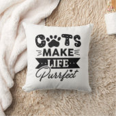 猫が命を狙う クッション (ブランケット)