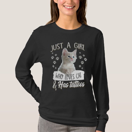 猫が大好きでタトゥーの衣装を着ている女の子 Tシャツ (正面)