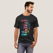 猫が好きか嫌いかで人生が決まる 猫好きのための面白Tシャツ Tシャツ (正面フル)
