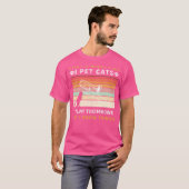 猫が好きでトロンボーン遊が好きで、おもしろいも知っている Tシャツ (正面フル)