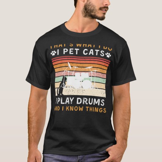 猫が好きでドラム遊も知っているおもしろい Tシャツ (正面)