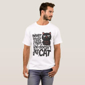 猫が嫌いな人は決して信用しない Tシャツ (正面フル)