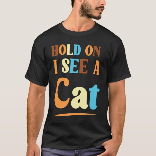 猫が嫌がる猫を見て、友人が見守る Tシャツ (正面)
