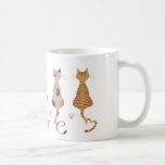 猫が尾を愛するマグカップ コーヒーマグカップ<br><div class="desc">グレーとオーシェの色合いの3つの虎猫、グレーとオーシェのパターンとベージュの色合いの2つのカリカス。彼らの尾の型枠は単語Loveとハートの形。背景にピンクの足。これはデジタルイラストレーション。</div>