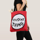 猫が帽子をかぶって一物に学生が二物 トートバッグ (クローズアップ)