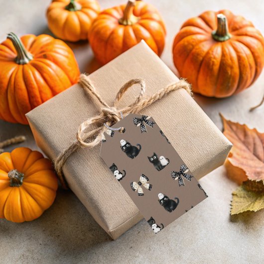 猫が幽霊を飼っているブラウンのハロウィーン抱き枕 ギフトタグ