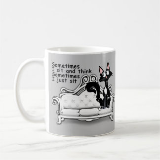 猫が座って、たぶん考えのマグカップ コーヒーマグカップ