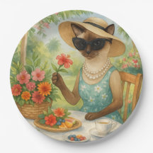 猫が庭でお茶を飲んでいる