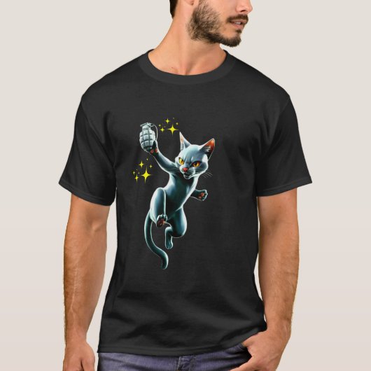 猫が手榴弾を投げる おもしろい 猫 手榴弾 シーン Tシャツ (正面)