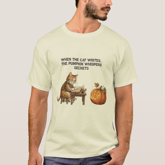 猫が文章を書く時、パンプキンは秘密をささやく Tシャツ (正面)