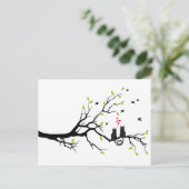 猫が春の木の赤いハートに恋をする ポストカード (スタンド正面)