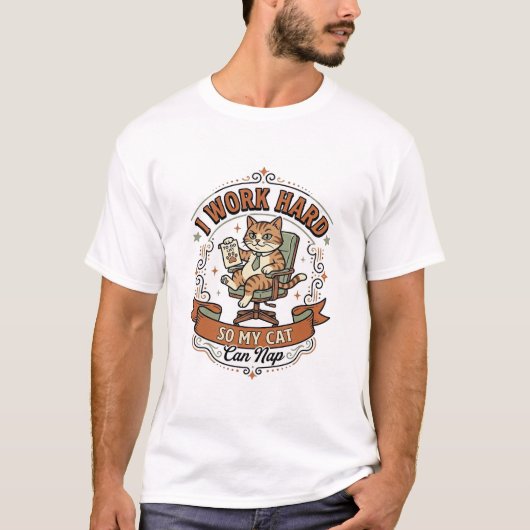 猫が昼寝できるように一生懸命働く 猫好きなオーナーのユーモア Tシャツ (正面)