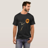 猫が月の魔女の猫ハロウィーンの衣装をキャッチ Tシャツ (正面フル)