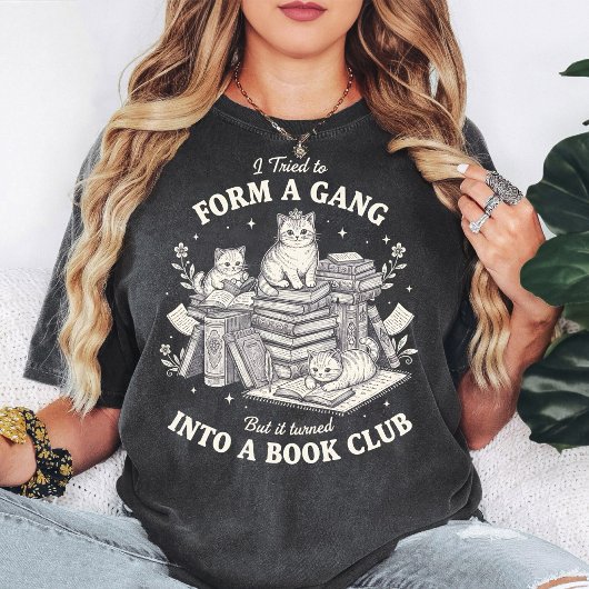 猫が本のクラブを作った 面白いキティのデザイン Tシャツ