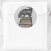 猫が本を積み重ねて立つ – オリジナルアート ラウンドシール (バッグ)