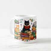 猫が本を読む居心地の良い図書館の情景 コーヒーマグカップ (正面左)