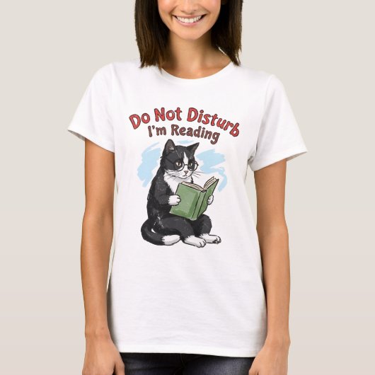 猫が本を読んでいるので邪魔しないで Tシャツ (正面)