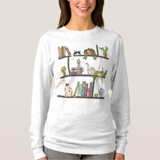 猫が本棚に横たわって本を読む Tシャツ